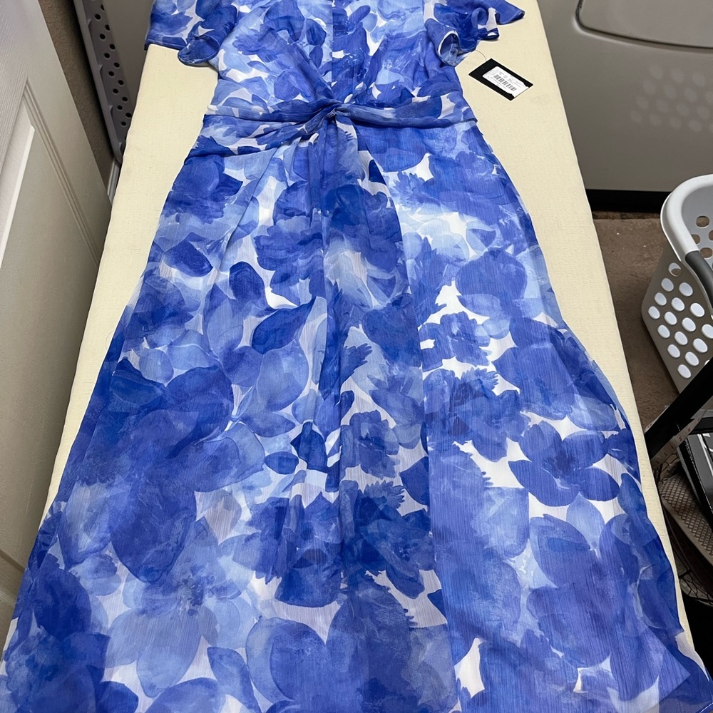 NWT DKNY size 6 blue/white printed flutter sleeve midi dress - Picture 3 of 13